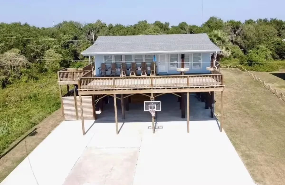 Spacious 3 bedroom 2 Bath house with ocean view