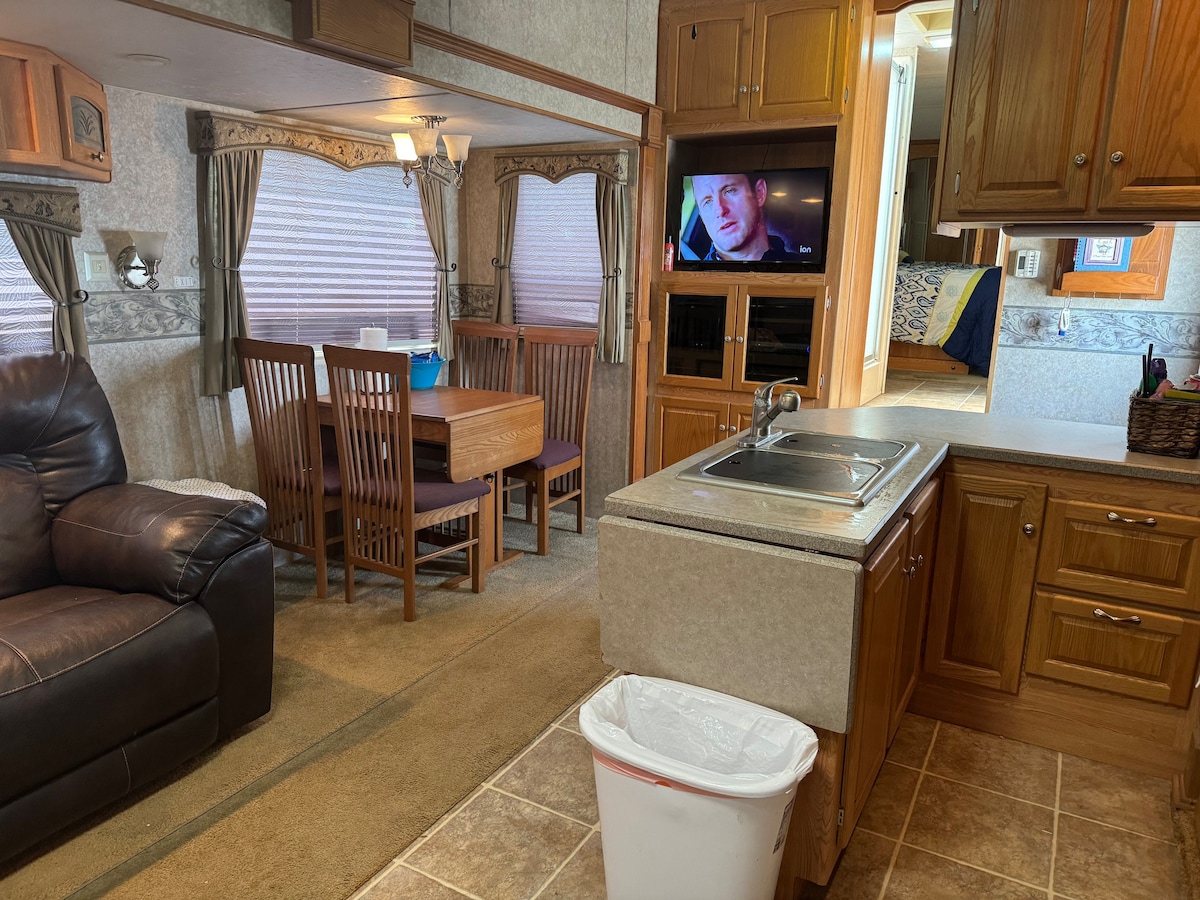 Dining area image 1